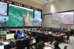 队员们照顾生命探测仪、应急照、批示帐篷、破